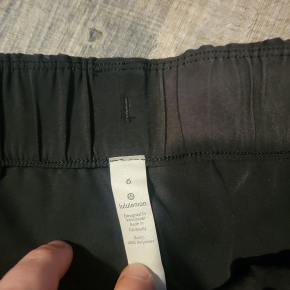 Lululemon on the fly crop 23" woven size 6 - Picture 6 of 7